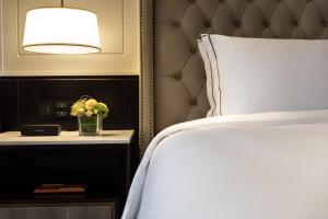 Llit o llits en una habitació de Suning Zhongshan Golf Resort