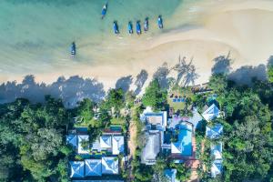 una vista aérea de una casa en la playa en Anyavee Tubkaek Beach Resort- SHA Plus en Tab Kaek Beach