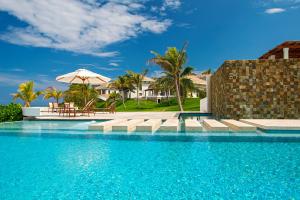 una piscina con tavolo e ombrellone di Las Verandas Hotel & Villas a First Bight