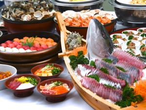 un buffet de diferentes tipos de comida en una mesa en Hotel Nankaiso, en Minamiboso