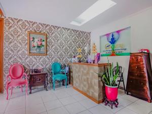ジャカルタにあるHotel O Gayatri Residenceのカラフルな椅子とバーが備わる客室です。 +25枚の写真