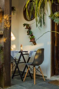 una mesa y una silla sentadas junto a una mesa en Noemia Brazil Cama e Café, en Arraial do Cabo