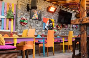 Posezení v ubytování Brogans Bar & Hotel