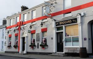 a building with flowers in the windows of a street at Brogans Bar & Hotel in Trim