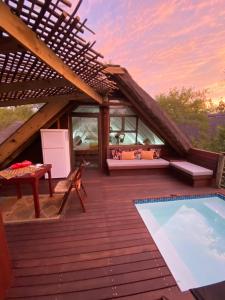 Bazén v ubytování Kruger River Villas- Treetop Loft nebo v jeho okolí