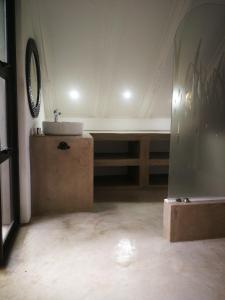 Koupelna v ubytování Kruger River Villas- Treetop Loft + 15 fotografií