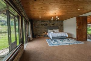 Postel nebo postele na pokoji v ubytování Penwarn Farm Lodge