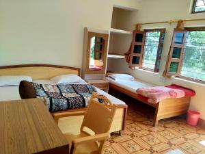 Un pat sau paturi într-o cameră la Maa Anand Mayee Guest House