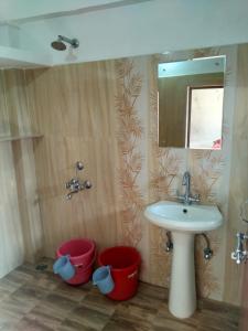 Ett badrum på Maa Anand Mayee Guest House