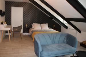 En eller flere senger på et rom på PYRENE HOLIDAYS 4 étoiles spacieux dans immeuble atypique proche des thermes et des Pyrénées