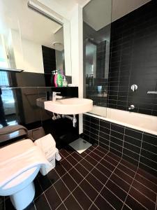 Bilik mandi di Readyset Apartments at Liberty