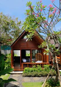 a small cabin in the middle of a garden at Bingin Lodge Uluwatu in Uluwatu