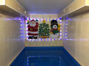 baño con bañera con adornos navideños en Motel Prival, en Yelets