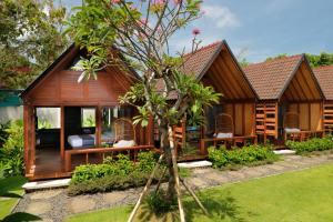 a cabin in the garden of a house at Bingin Lodge Uluwatu in Uluwatu