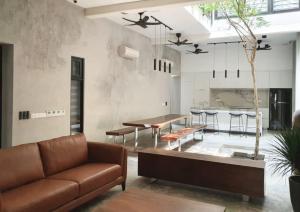 Posezení v ubytování Luxurious Georgetown Townhouse in Core Zone