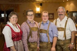 een groep van vier personen die poseren voor een foto bij Rhöner Landhotel Haus zur Wasserkuppe in Wüstensachsen