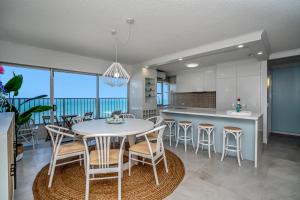 een keuken en eetkamer met een tafel en stoelen bij Pacific Plaza Apartments in Gold Coast