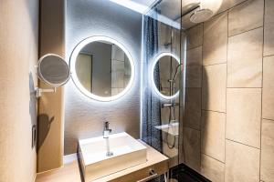 חדר רחצה ב-ビル泊 -Birupaku Decentralized Hotel-