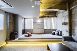 אזור ישיבה ב-ビル泊 -Birupaku Decentralized Hotel-