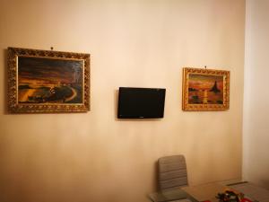 A television and/or entertainment centre at BELLA PALERMO