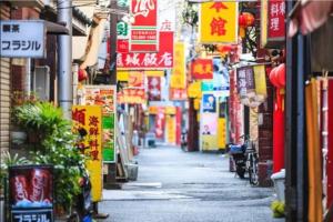 横浜市にあるLucy's House横浜中華街 House5のアジア都市の多様な看板を持つ路地