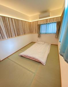 a small room with a bed in the floor at Lucy's House横浜中華街 House5 in Yokohama