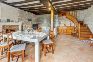 une salle à manger avec une table blanche et des chaises en bois dans l'établissement Maison de 3 chambres avec jardin clos et wifi a Assay, à Assay