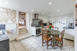 a kitchen with a table and chairs and a stove at Maison de 3 chambres avec jardin clos et wifi a Assay in Assay