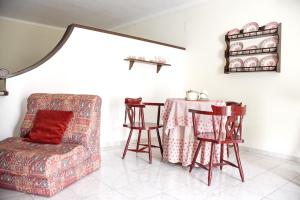 Uma área de estar em One bedroom house with lake view shared pool and furnished garden at Porto de Mos