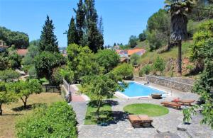 Uma vista da piscina em One bedroom house with lake view shared pool and furnished garden at Porto de Mos ou nas proximidades