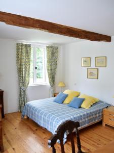 En eller flere senge i et værelse på Villa de 6 chambres avec piscine privee jardin amenage et wifi a Gonneville sur Mer a 4 km de la plage