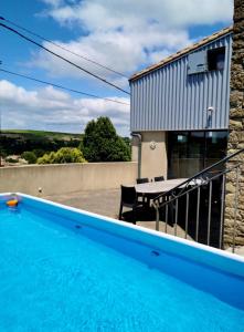 Zdjęcie z galerii obiektu Maison de 5 chambres avec piscine privee terrasse amenagee et wifi a La Digne d'Aval w mieście La Digne-dʼAval