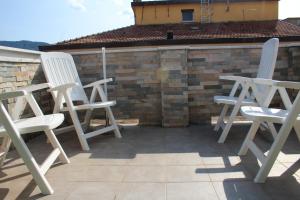 ラ・スペツィアにあるOne bedroom appartement with terrace and wifi at La Speziaのパティオ(白い椅子2脚付)