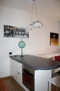 ラ・スペツィアにあるOne bedroom appartement with terrace and wifi at La Speziaのキッチン(黒いカウンタートップ付)