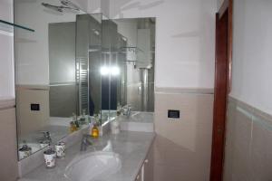 ラ・スペツィアにあるOne bedroom appartement with terrace and wifi at La Speziaのバスルーム(シンク、大きな鏡付)