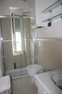 ラ・スペツィアにあるOne bedroom appartement with terrace and wifi at La Speziaのバスルーム(シャワー、トイレ、シンク付)