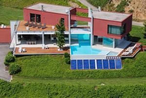 una vista aérea de una casa con piscina en Villa de 4 chambres avec piscine privee jacuzzi et jardin amenage a Saint Desirat en Saint-Désirat