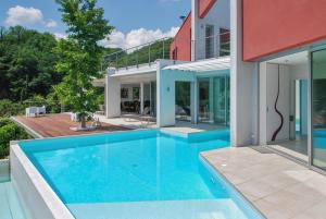 una imagen de una casa con piscina en Villa de 4 chambres avec piscine privee jacuzzi et jardin amenage a Saint Desirat en Saint-Désirat