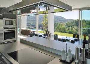 Køkken eller tekøkken på Villa d'exception à Saint Désirat avec piscine privée