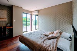 Ένα ή περισσότερα κρεβάτια σε δωμάτιο στο Villa de 4 chambres avec piscine privee jacuzzi et jardin amenage a Saint Desirat