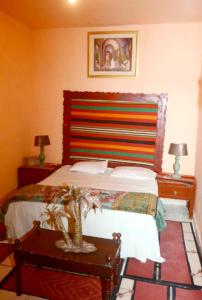 Tempat tidur dalam kamar di 2 bedrooms apartement with city view terrace and wifi at Tunis 4 km away from the beach