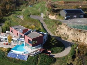 Swimmingpoolen hos eller tæt på Villa d'exception à Saint Désirat avec piscine privée