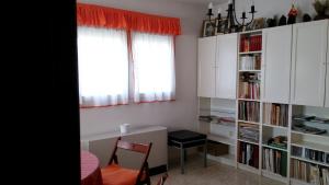 una piccola stanza con una scrivania e una finestra di Charming House in Aldea Real with terrace and fireplace a Aldea Real Altre 20 foto