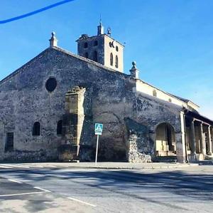 un vecchio edificio in pietra con una torre sopra di Charming House in Aldea Real with terrace and fireplace a Aldea Real