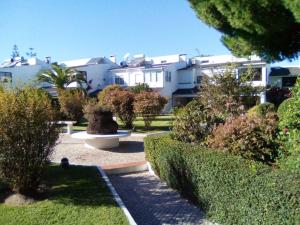 Foto da galeria de 4 bedrooms house with shared pool furnished garden and wifi at Corroios 4 km away from the beach em Corroios