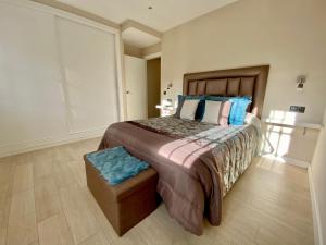 ロンダにあるApartamento Ciudad Soñadaのベッドルーム(青い枕の大型ベッド1台付)