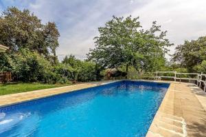 Poolen vid eller i närheten av 5 bedrooms villa with private pool enclosed garden and wifi at Valdecaballeros