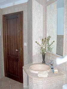 La salle de bains est pourvue d'un lavabo et d'un miroir. dans l'établissement 5 bedrooms house with private pool furnished terrace and wifi at Zambra, à Zambra