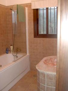 Kúpeľňa v ubytovaní Spacious House Zambra + Pool + 8 fotografií