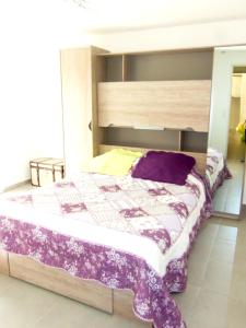 Appartement d'une chambre avec piscine partagee et terrasse amenagee a Saint Raphaelにあるベッド